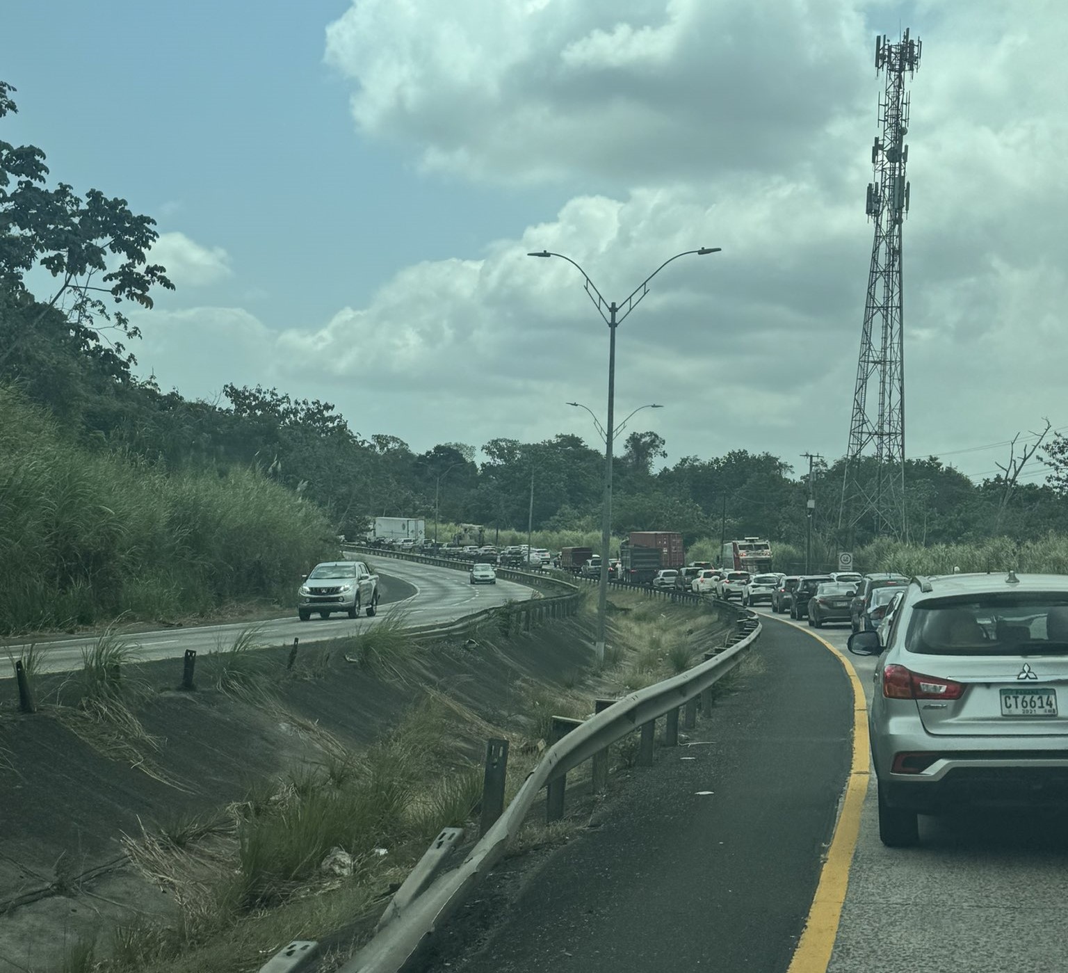 Vistas del tráfico hacia el Oeste en la vía del puente Centenario durante un sábado. Foto/Tomada de redes sociales.