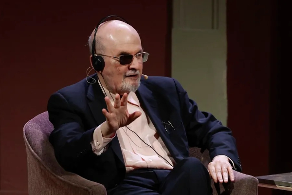 Salman Rushdie, presenta en España su último libro, 'Cuchillo: meditaciones tras un intento de asesinato'. Foto: EFE / JJ Guillén