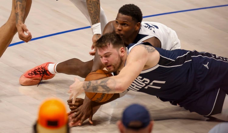 Anthony Edwards de los Timberwolves (izq.) y Doncic de Dallas. Foto: EFE