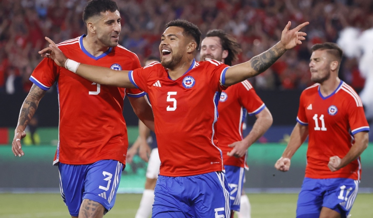 El futbolista chileno Paulo Díaz (5) en un partido amistoso en el estadio Nacional en Santiago de Chile. Foto: EFE