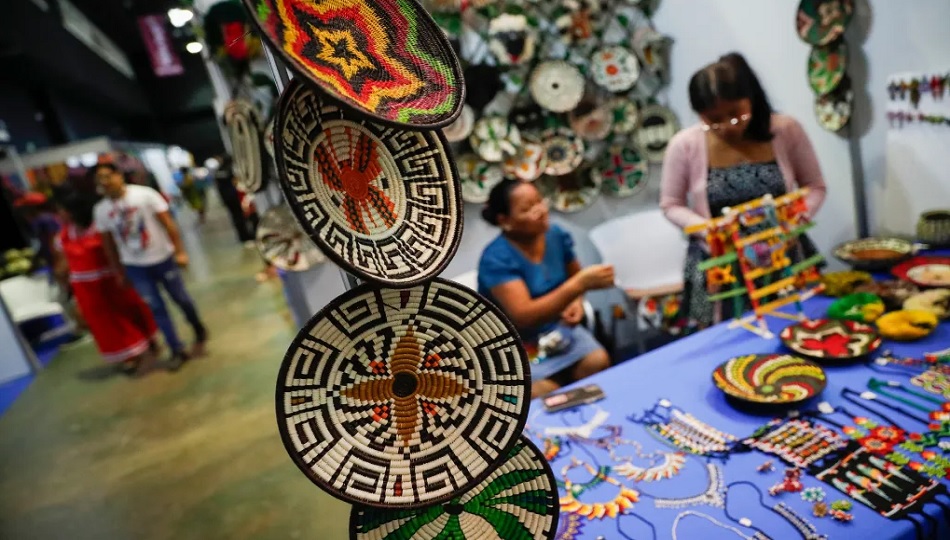 Personas que participan en la Feria Nacional de Artesanías este miércoles, en Ciudad de Panamá (Panamá). Foto: EFE / Bienvenido Velasco