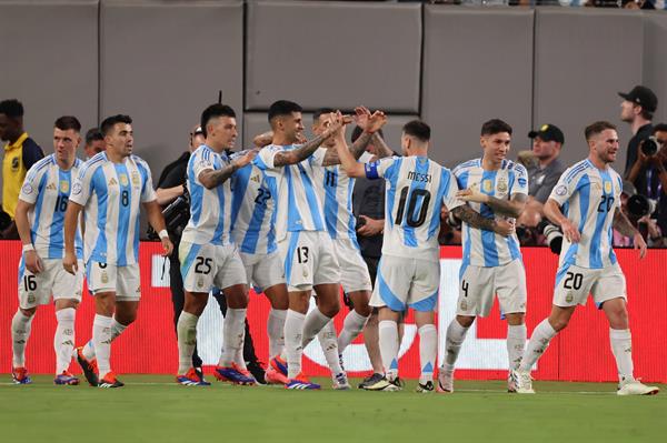 Jugadores de Argentina festejan al vencer a Chile en Copa América. Foto: EFE