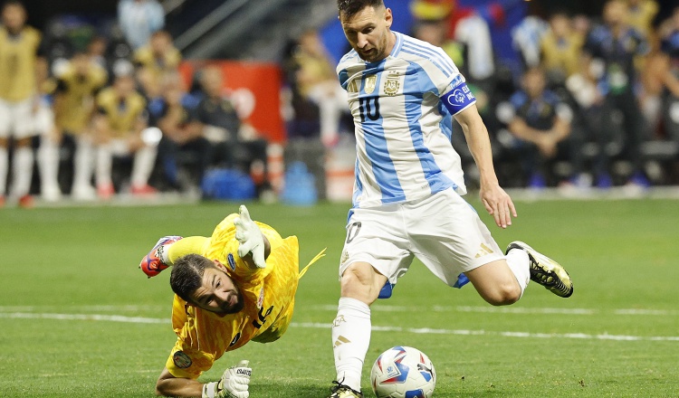 Messi de Argentina (der.) intenta evadir a Maxime Crepeau portero de Canadá durante el partido de ronda regular de Copa América  Foto: EFE