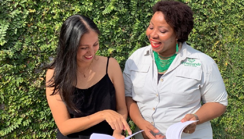 Perla Young y Vanessa Valencia, creadora de 'Crescendo Books and Coffee'. Foto: Cortesía