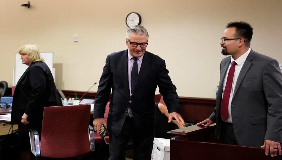 Alec Baldwin (c) sale de la sala del tribunal para almorzar durante el juicio por homicidio involuntario en el Tribunal de Distrito del Condado de Santa Fe en Santa Fe, Nuevo México, EE.UU. Foto: EFE/EPA/Ramsay De Dar