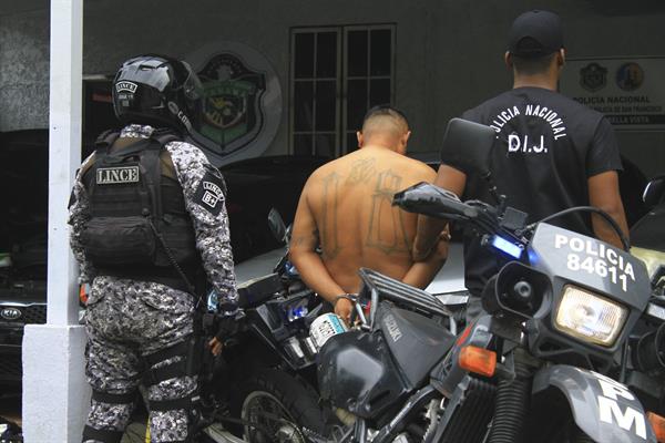 La Policía Nacional muestra al detenido salvadoreño.