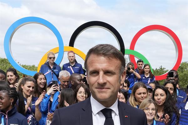 El presidente francés, Emmanuel Macron, durante la visita a la Villa Olímpica.