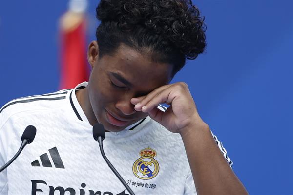 El delantero brasileño Endrick durante su presentación como nuevo jugador del Real Madrid, en el estadio Santiago Bernabéu. 