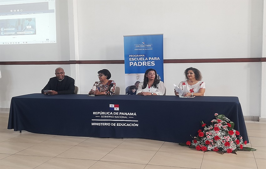 Autoridades religiosas y del Meduca durante lanzamiento del programa "escuela para padres". Vivian Jiménez 