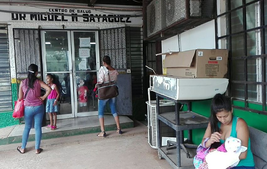 Al presentar la realidad del centro de salud “Dr. Martín Sayagües”, el edil del corregimiento de Feuillet, Jorge Ávila, dijo que el mismo es un “nido de termitas” debido a la construcción sin planificación de cubículos. Foto. Eric Montenegro