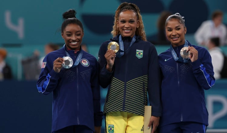 La brasileña Rebeca Andrade con oro (c), Simone Biles, plata (izq.) y Jordan Chiles con bronce. Foto: EFE