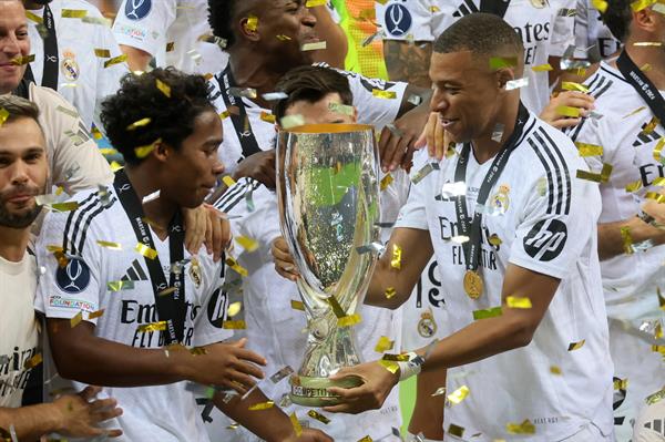 Mbappeé (der.) festeja con los jugadores del Real Madrid el título de la Supercopa de Europa. Foto: EFE