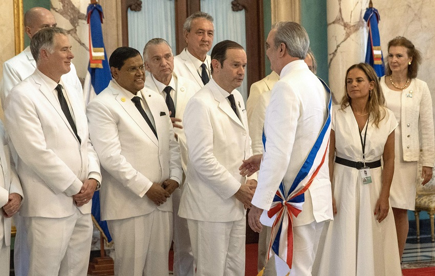  El canciller de Panamá, Javier Martínez-Acha (c), saluda al presidente de República Dominicana, Luis Abinader. Foto: EFE