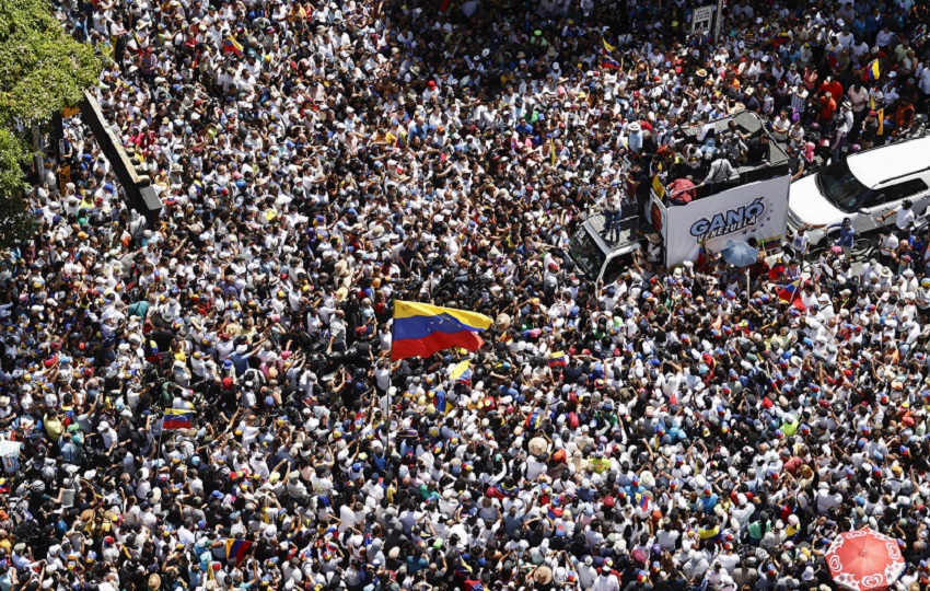 Miles de venezolanos piden transparencia en el proceso electoral. Foto: EFE