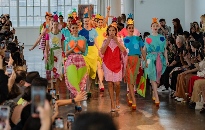 La diseñadora Ágatha Ruiz de la Prada (c) en un desfile de su marca en la edición de 2023. Foto: EFE/ Ángel Colmenares