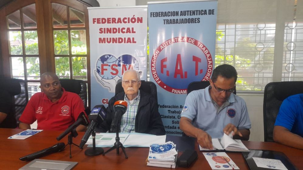 Gremios de trabajadores y exdirector de la CSS presentan propuesta. Foto: Vivian Jiménez