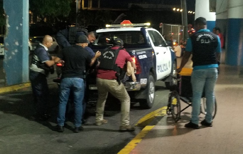 Las autoridades realizan las investigaciones tras este hecho de violencia en esta populosa comunidad en las afueras de la ciudad de Colón.  Foto. Diomedes Sánchez