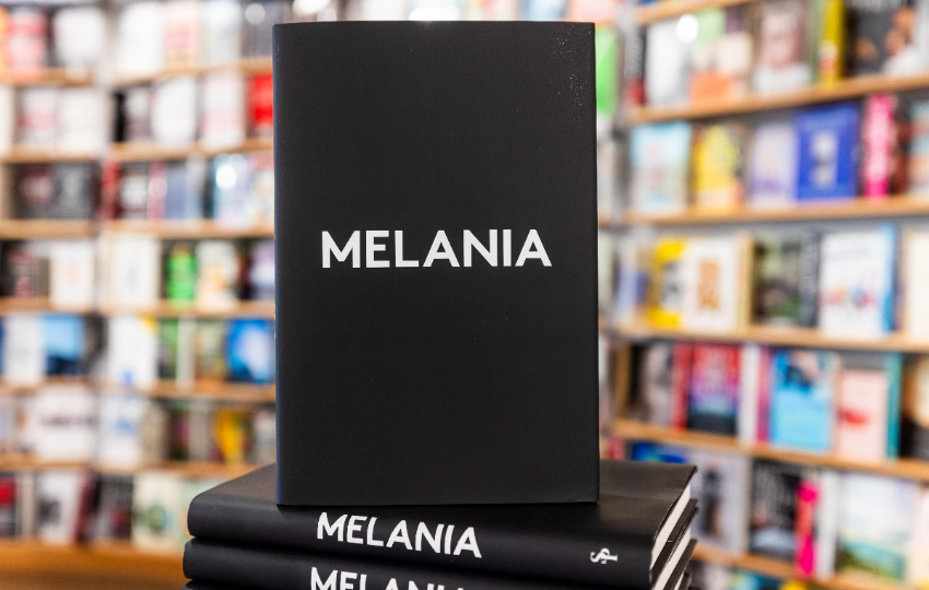 Libro de memorias de la exprimera dama Melania Trump en una librería en Rockville. Foto: EFE / EPA / Jim Lo Scalzo