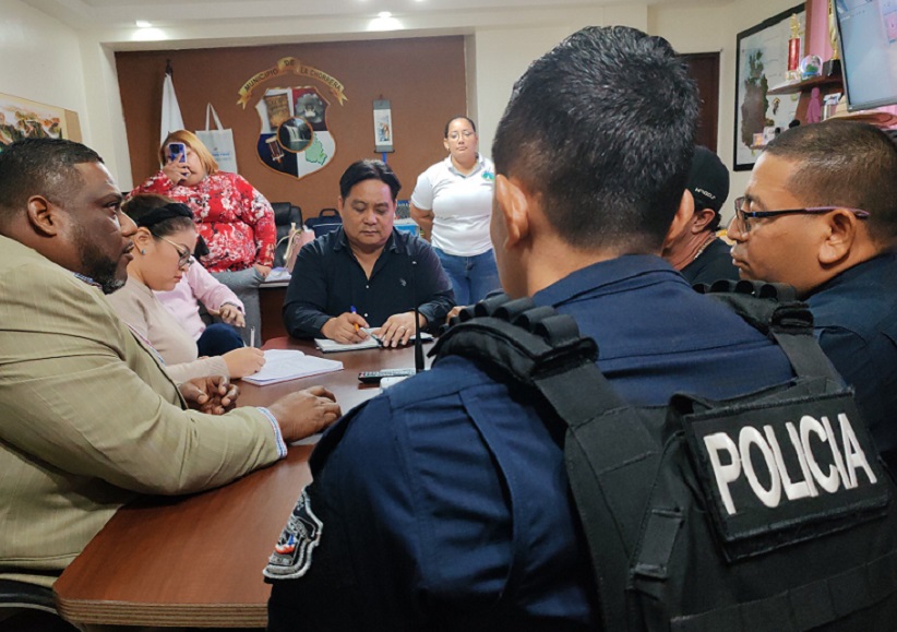 Entre las  medidas de seguridad está el mantener unidades policiales durante la realización de eventos. Foto: Eric A. Montenegro