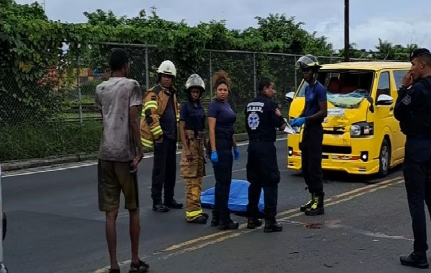 Todo el parabrisas quedó destruido, y a pocos metros quedó el cuerpo de esta persona, el cual fue cubierto con una sábana azul. Foto. Diomedes Sánchez