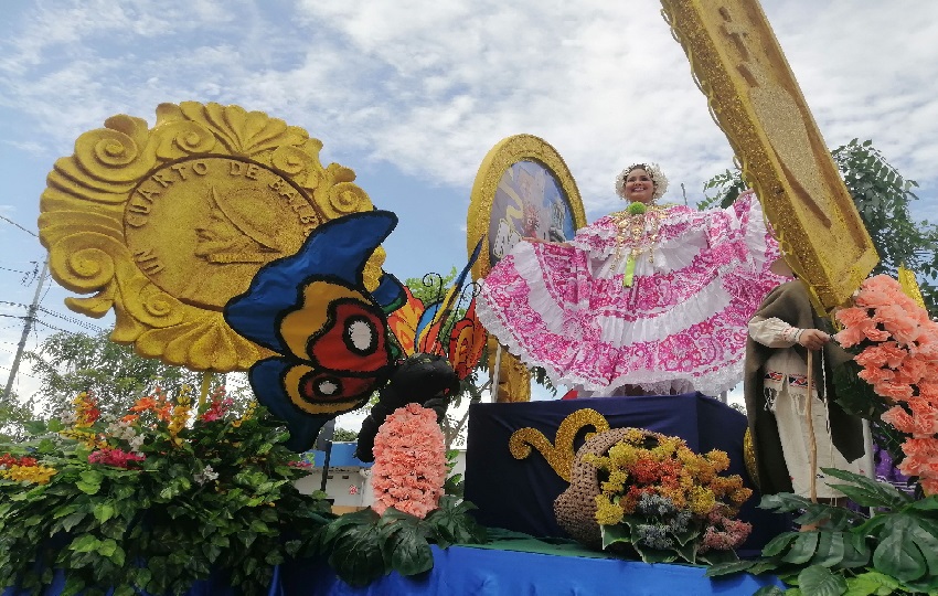 Las calles de Chitré se llenaron de alegría con el sonido de las tunas y las danzas que representaban las tradiciones más emblemáticas de la región.  Foto. Thays Domínguez