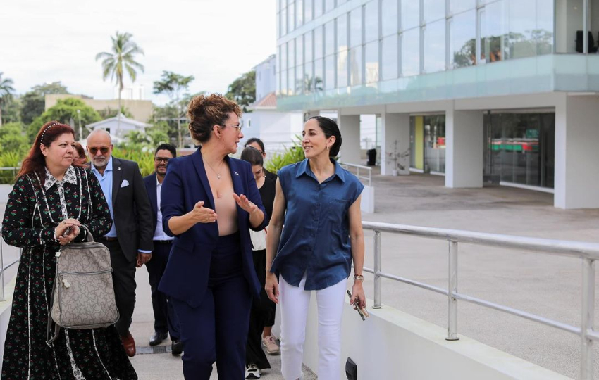 Erika Ender y la ministra Maruja Herrera. Foto: Ministerio de Cultura