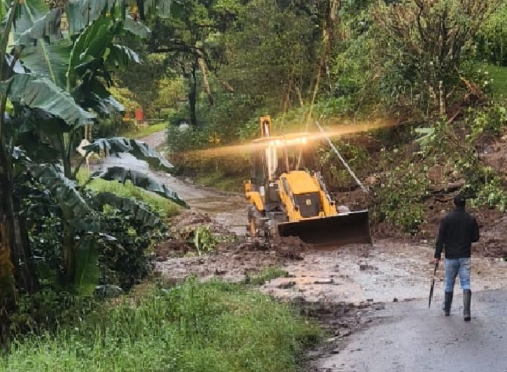 Remoción de escombros en los deslizamientos reportados en las últimas horas en el sector de Bajo Mono y Horqueta. Foto. Sinaproc