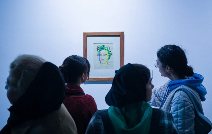 Un grupo de jóvenes observa la obra 'Les Iluminations', de Fernandina Léger, en el Museo de Arte Contemporáneo de Teherán. Foto: EFE / Jaime León