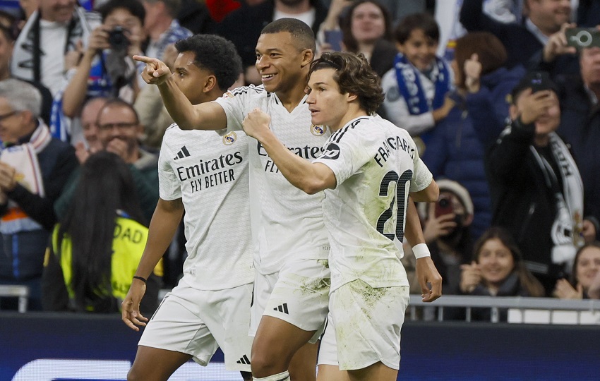 Mbappé (centro) festeja el segundo gol del Real Madrid. Foto:EFE