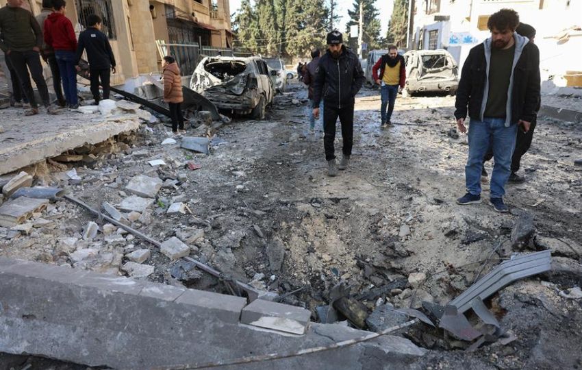 La gente inspecciona los daños tras un ataque aéreo en Idlib, norte de Siria. Foto: EFELa gente inspecciona los daños tras un ataque aéreo en Idlib, norte de Siria. Foto: EFE