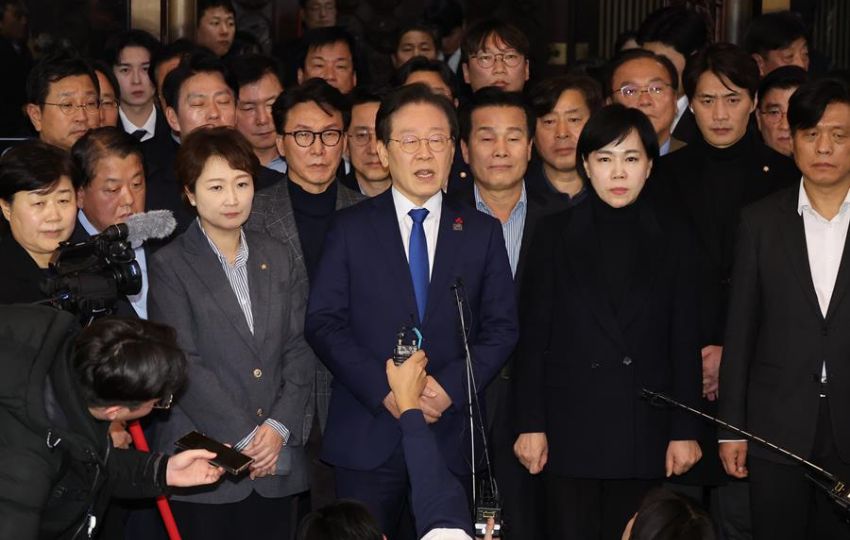 El líder del principal partido de oposición, el Partido Democrático, Lee Jae-myung (C), anuncia su postura en la Asamblea Nacional en Seúl. Foto: EFE