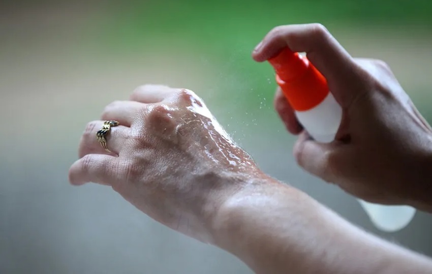 Una mujer utiliza un repelente de mosquitos. Foto: EFE