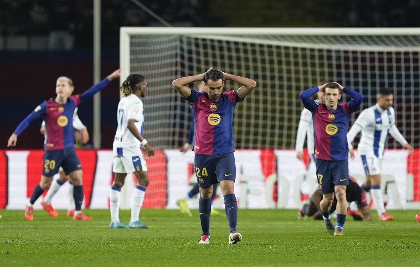 Eric García y Marc Casadó, lamentan la derrota del Barcelona ante Leganés. Foto:EFE