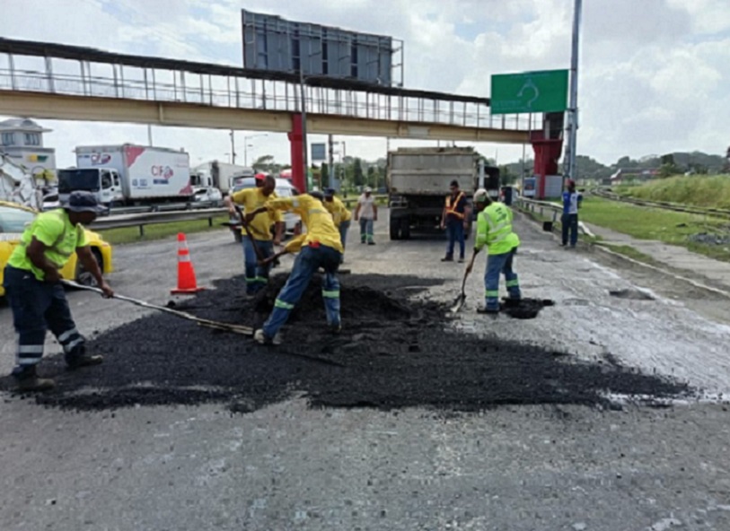 Se utilizaron 10 toneladas de material caliente para el parcheo en este punto. Foto: Diómedes Sánchez 