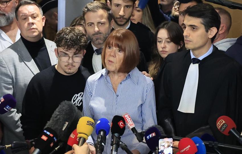  Gisèle Pelicot junto a sus abogados. Foto: EFE