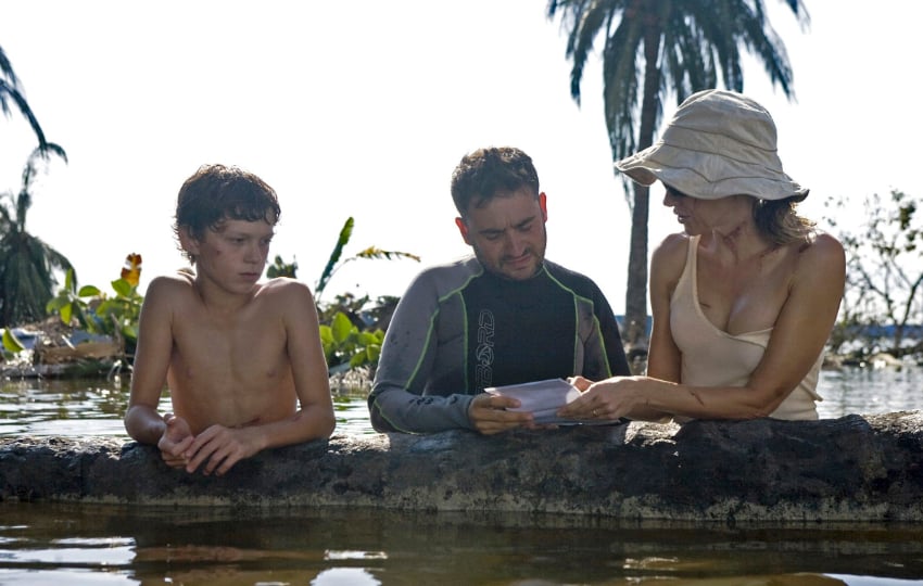 Naomi Watts (d) y Tom Holland (i) junto a Juan Antonio Bayona (c) durante el rodaje de 'Lo imposible', en Alicante. Foto: EFE 