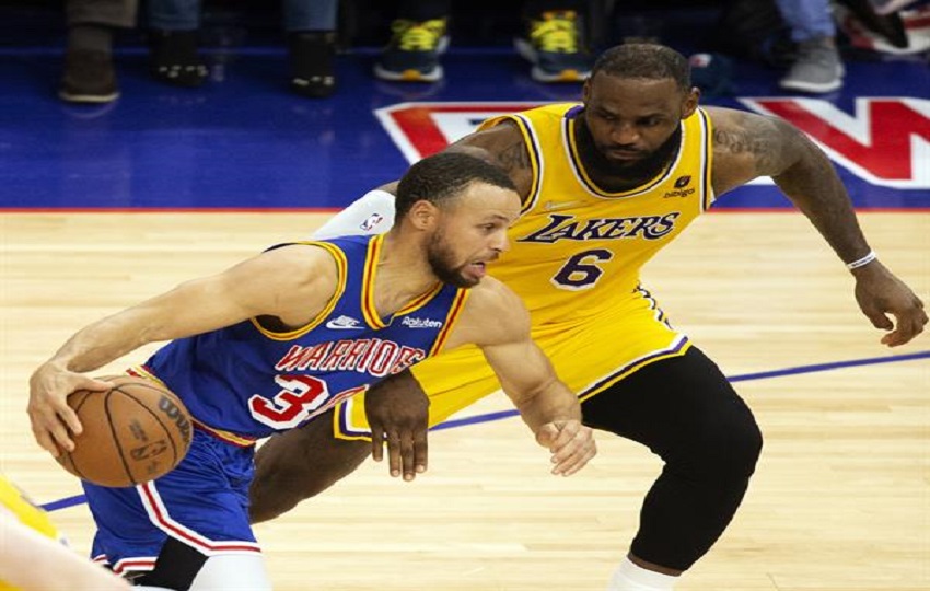 El base estrella de los Warriors de Golden State, Stephen Curry (izq.), al intentar superar la marca del alero estrella de los Laker de Los Ángeles, LeBron James. Foto: EFE/Archivo