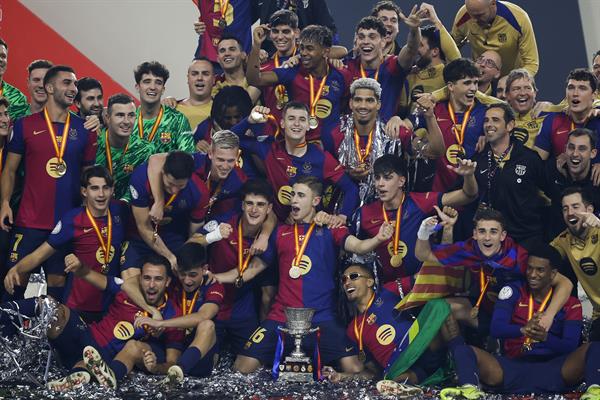 Jugadores de Barcelona festejan con la Supercopa de España. Foto: EFE