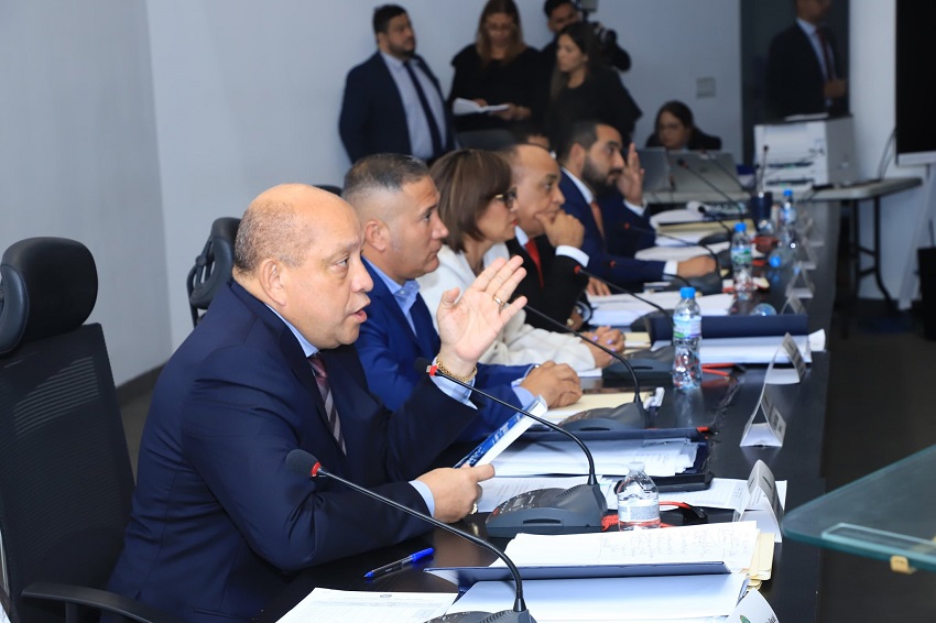 El diputado Crispiano Adames llama a la calma a miembros de organizaciones populares, durante el debate de las reformas a la CSS. Foto: Cortesía Asamblea