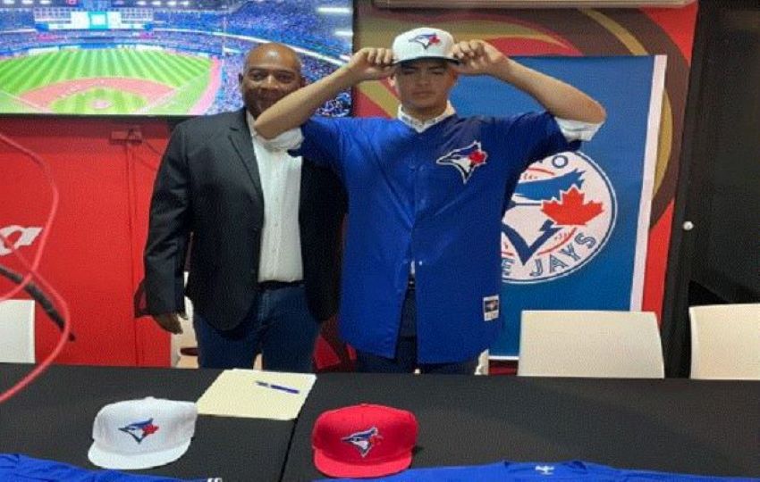 Alex Zapata  y Nicolás Vergara  en su firma con los Azulejos de Toronto. Foto: Cortesía