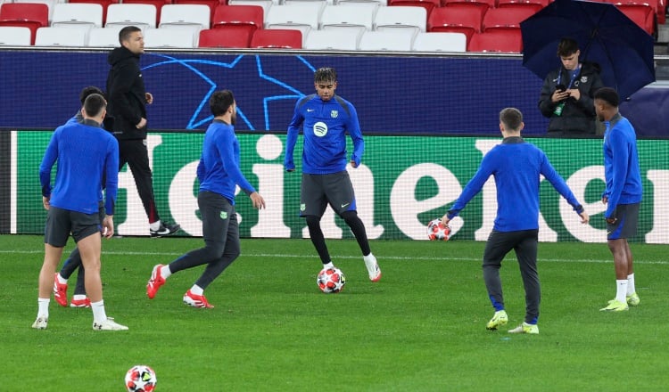 Lamine Yamal (cent.) y los jugadores del Barcelona, durante los entrenamientos con miras al partido contra Benfica. Foto: EFE