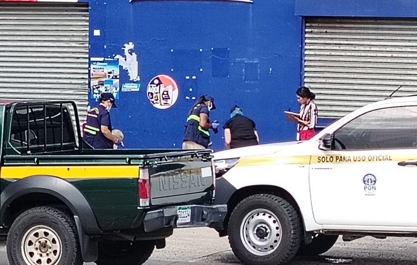 El cuerpo del guardia de seguridad fue encontrado en horas de la mañana de este lunes por el personal de la agencia que realizaba el relevo. Foto. Eric Montenegro