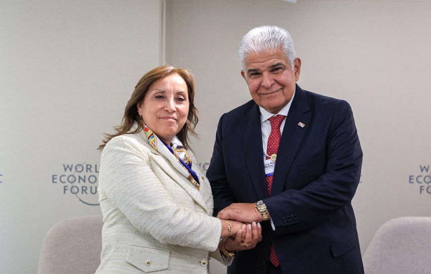 Dina Boluarte, presidenta de Perú junto al presidente de Panamá, José Raúl Mulino. Foto: Cortesía