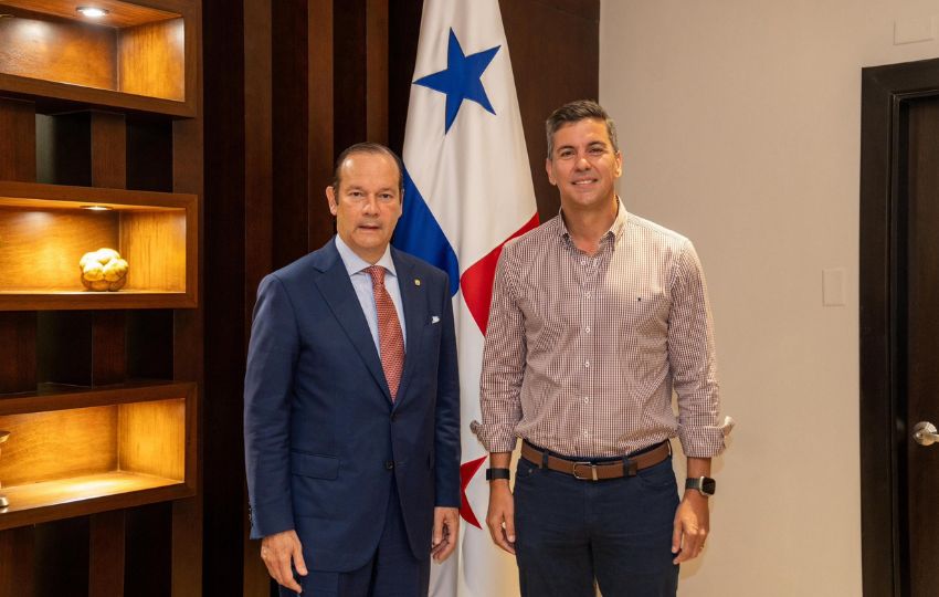 Santiago Peña, presidente de Paraguay junto al canciller Javier Martínez-Acha. Foto: Cortesía