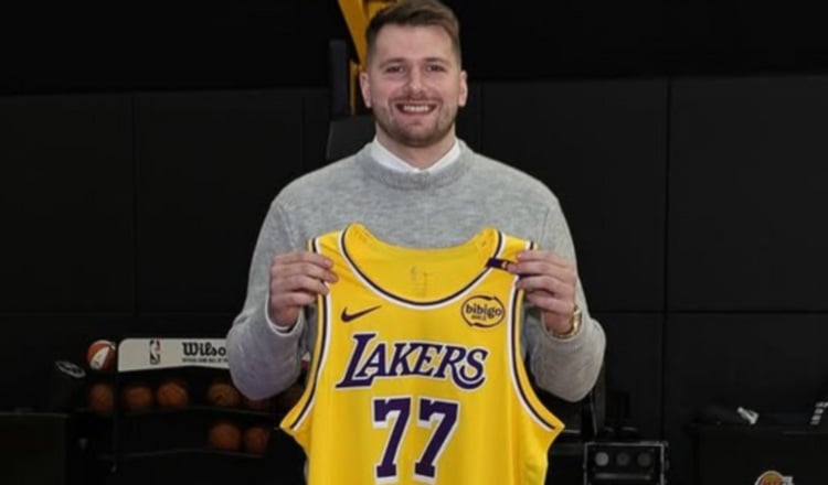 El esloveno Luka Doncic con el número 77 de los Lakers. Foto:@lakers