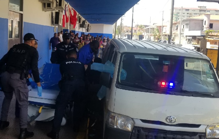 Los baleados fuero trasladados al hospital en un busito del Sistema Penitenciario. Foto. Diómedes Sánchez