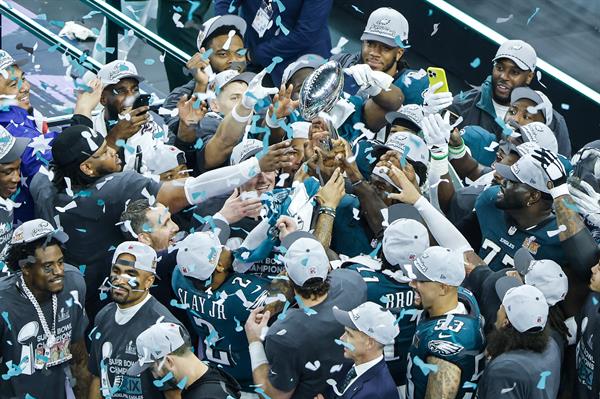 Jugadores de los Eagles, se ganan el Super Bowl y levantan el trofeo Vince Lombardi . Foto: EFE