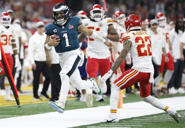 Jalen Hurts (1), mariscal de campo de los Philadelphia Eagles. Foto:EFE