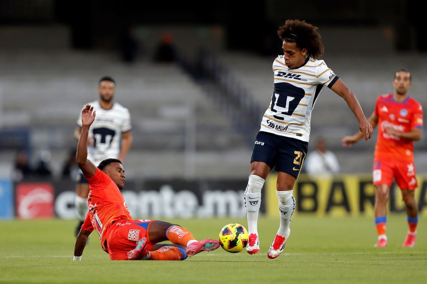   Adalberto Carrasquilla,  de Pumas (der.) y Bárcenas, de Mazatlán. Foto: EFE