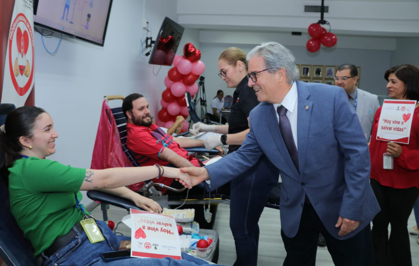 Fernando Boyd Galindo, titular de Salud, en la jornada de donación de sangre. Foto: Cortesía